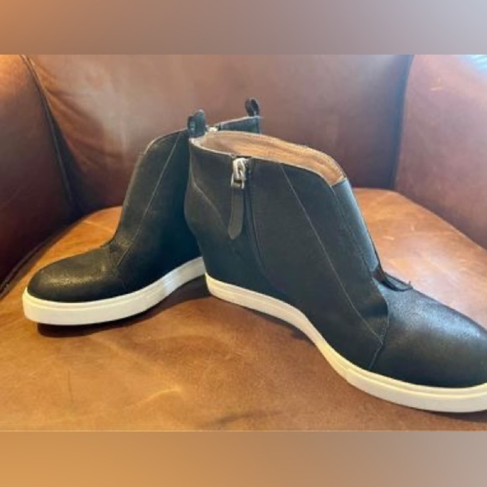WEDGE SNEAKER